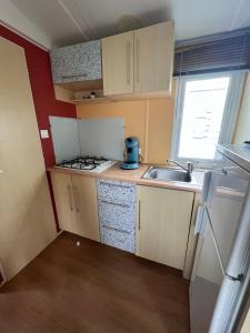 Kuchyň nebo kuchyňský kout v ubytování GRAIN DE SABLE - Mobil Home climatisé 5 pers - vue mer - Le Portel