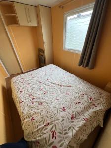 Postel nebo postele na pokoji v ubytování GRAIN DE SABLE - Mobil Home climatisé 5 pers - vue mer - Le Portel