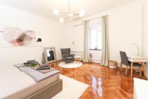 ein Wohnzimmer mit einem Sofa und einem Tisch in der Unterkunft Luxury Suite Rijeka Center in Rijeka
