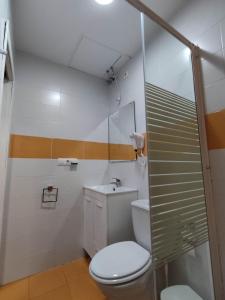 een badkamer met een toilet en een wastafel bij benimaclet delux3 in Valencia