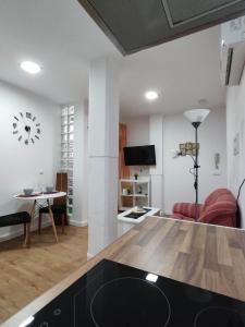 benimaclet delux3 في فالنسيا: غرفة معيشة مع طاولة وغرفة طعام