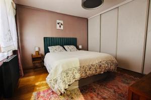 a bedroom with a bed with a green headboard at Amiradou in Éguilles