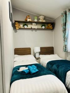 a bedroom with two beds with stuffed animals on them at WILD DUCK HAVEN RESORT in Belton +41 photos