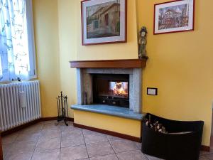 a fireplace in a living room with a fire place at Appartamento Cechouse a Traona in Traona