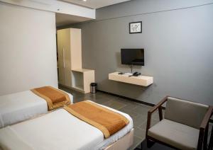 Hotel Dwarawata的电视和/或娱乐中心