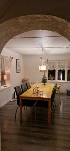comedor con mesa de madera y sillas en Arctic Cottage Kiruna, Groups en Kiruna