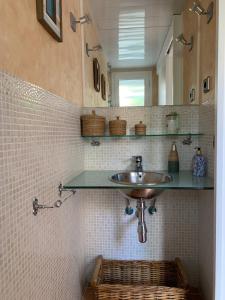 a bathroom with a sink and a mirror at Villa Alex Altafulla Hermosa casa con espectaculares vistas al mar y a tocar de una idílica calita in Altafulla