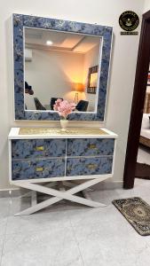- un miroir au-dessus d'une commode dans une chambre dans l'établissement Two Bed Luxury Apartment, à Islamabad
