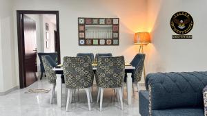 comedor con mesa y sillas en Two Bed Luxury Apartment en Islamabad