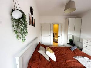 - une chambre avec un lit doté de draps et d'oreillers rouges dans l'établissement Modern 2 Bed, 2 Bath Flat in Central London Zone 1, à Londres