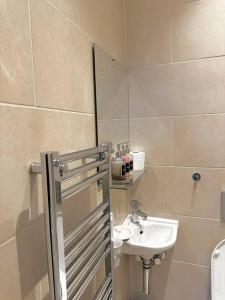La salle de bains est pourvue d'un lavabo, de toilettes et d'un miroir. dans l'établissement Modern 2 Bed, 2 Bath Flat in Central London Zone 1, à Londres