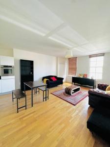 a living room with a table and a couch at Modern 2 Bed, 2 Bath Flat in Central London Zone 1 in London