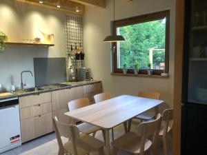 a kitchen with a table and chairs and a window at PIEPRZ i Wanilia - Kopalino dom z widokiem na las 3 pokoje taras parking WiFi - Pieprz in Kopalino