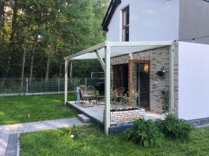 a screened in porch of a house with a patio at PIEPRZ i Wanilia - Kopalino dom z widokiem na las 3 pokoje taras parking WiFi - Pieprz in Kopalino