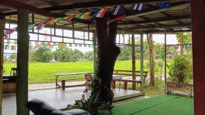 einen Pavillon mit einem Baum und Fahnen darauf in der Unterkunft Chill In Pai - ชิลล์ อิน ปาย in Pai