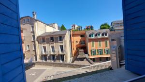 d'un balcon offrant une vue sur la ville. dans l'établissement APPARTEMENTS DU BOURG • WIFI • CLIM, à Lourdes
