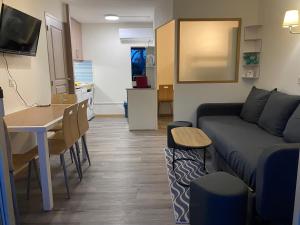 una sala de estar con un sofá y una mesa en Costa Plana apartment 528 (3km from Monaco), en Cap d'Ail