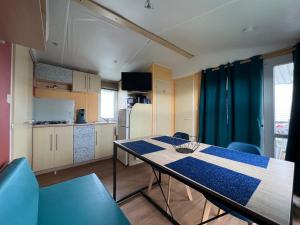 Postel nebo postele na pokoji v ubytování GRAIN DE SABLE - Mobil Home climatisé 5 pers - vue mer - Le Portel