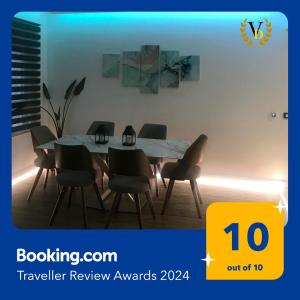 ein Esszimmer mit einem Tisch und Stühlen in der Unterkunft Daphne Luxe Retreat -Sea View-King size bed- in Supetar