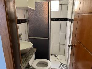 Ένα μπάνιο στο Apartamento centro de Cuiabá