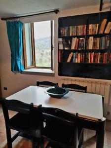 mesa de comedor con 2 sillas y ventana en B&B La Risorgiva, en Fivizzano