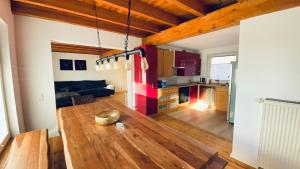 Il comprend un salon et une cuisine avec une table en bois. dans l'établissement Haus-no19 GbR, à Kippenheim