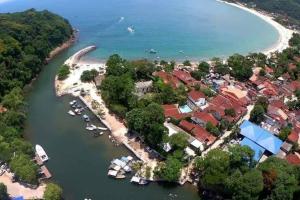 eine Luftaufnahme eines Hafens mit Booten im Wasser in der Unterkunft Casa sobreposta alta em Boiçucanga - São Sebastião in São Sebastião