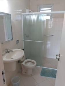 a bathroom with a shower and a toilet and a sink at Avenida Paulista - Apartamento Mobiliado - 82 m² in São Paulo