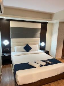 um quarto com uma cama com duas toalhas em Hotel the pacific Chakala em Mumbai