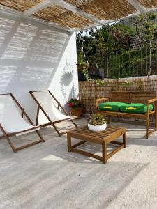 2 sillas y una mesa en el patio en Un Paraiso En Tenerife, en Punta del Hidalgo