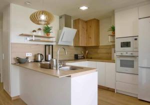 Η κουζίνα ή μικρή κουζίνα στο Casa Eden luxury villa in Rojales