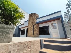 a house with a pillar and a door at Acogedor Apartamento Alpha in Cartagena de Indias