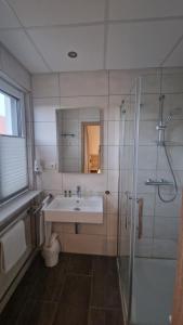 Vannituba majutusasutuses Schwarzer Adler - Hotel Garni