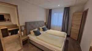 Кровать или кровати в номере Schwarzer Adler - Hotel Garni