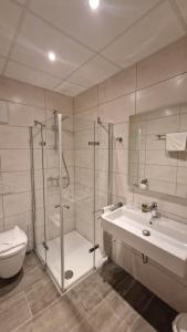 Vannituba majutusasutuses Schwarzer Adler - Hotel Garni