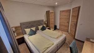 Voodi või voodid majutusasutuse Schwarzer Adler - Hotel Garni toas
