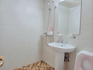 固城Goseong Ayajin Perfect oceanview holiday sunset house-2 rooms的带水槽和马桶的白色浴室