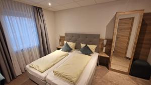 Voodi või voodid majutusasutuse Schwarzer Adler - Hotel Garni toas