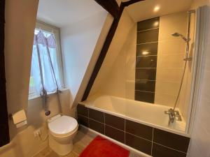 Un baño con bañera, inodoro y ducha. en Gite Introvigne Sarlat, en Sarlat-la-Canéda 22 fotos más