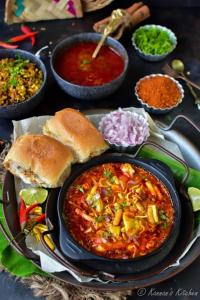 una mesa con un plato de comida con un plato de comida en Hotel the pacific Chakala en Bombay
