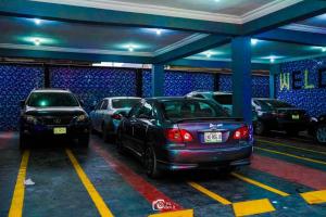 garaż z zaparkowanymi samochodami w obiekcie FORTUNE PEARL HOTEL w mieście Lagos