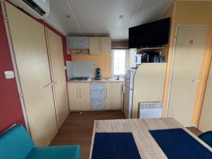 Kuchyň nebo kuchyňský kout v ubytování GRAIN DE SABLE - Mobil Home climatisé 5 pers - vue mer - Le Portel
