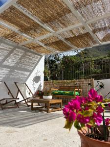 un patio con sillas, una mesa y un techo en Un Paraiso En Tenerife, en Punta del Hidalgo