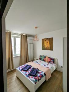 1 dormitorio con cama y ventana en Old town apartment, en Bucarest