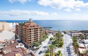 uma vista aérea de uma cidade e do oceano em Vivienda Balcón al amanecer em Santa Cruz de la Palma