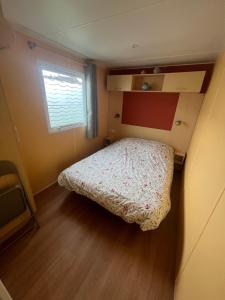 Postel nebo postele na pokoji v ubytování GRAIN DE SABLE - Mobil Home climatisé 5 pers - vue mer - Le Portel