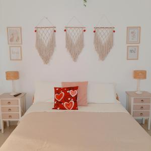um quarto com uma cama com duas mesas de cabeceira e dois candeeiros em LA MURGIA casa vacanze B&B em Grumo Appula