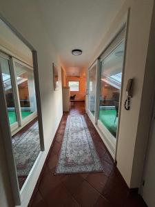 un pasillo con puertas de cristal y un pasillo con alfombra en RM-Apartments en Innsbruck