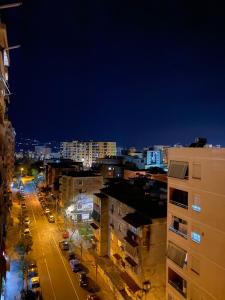 El barrio en el que está el departamento o un barrio cercano