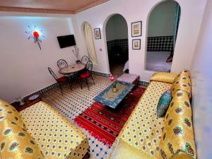 un soggiorno con divano e tavolo di Riad de charme - la perle des Oudayas a Rabat